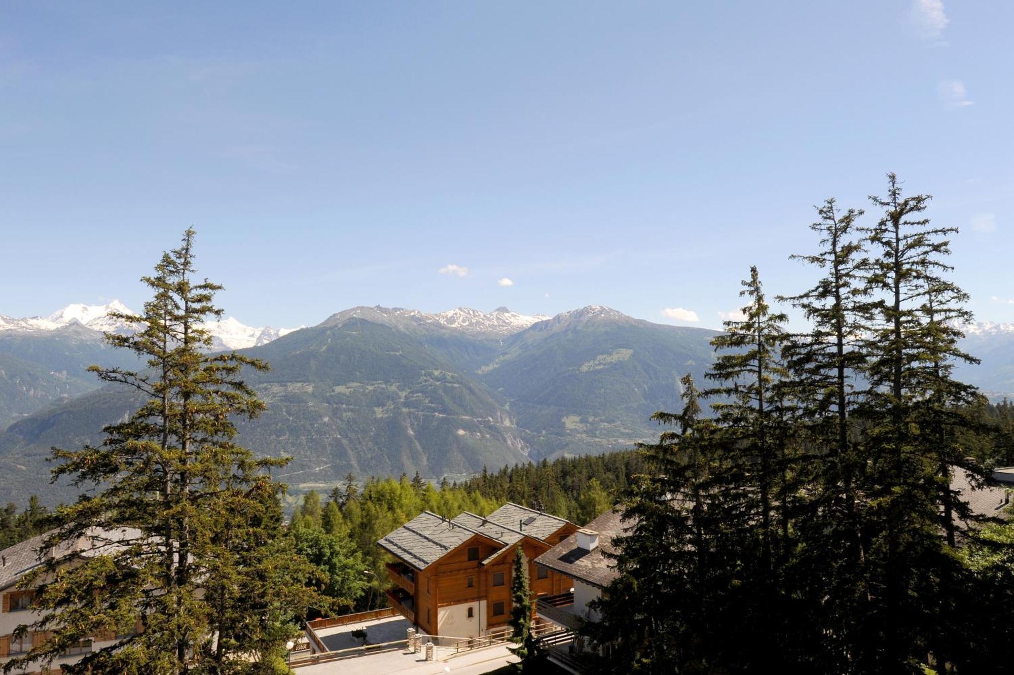 Aparthotel Helvetia Кранс Монтана Стая снимка